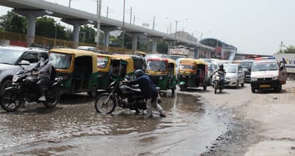 फरीदाबाद सेक्टर 20 बी में राष्ट्रीय राजमार्ग के सर्विस रोड पर भरा बारिश का पानी व टूटी सड़क के 