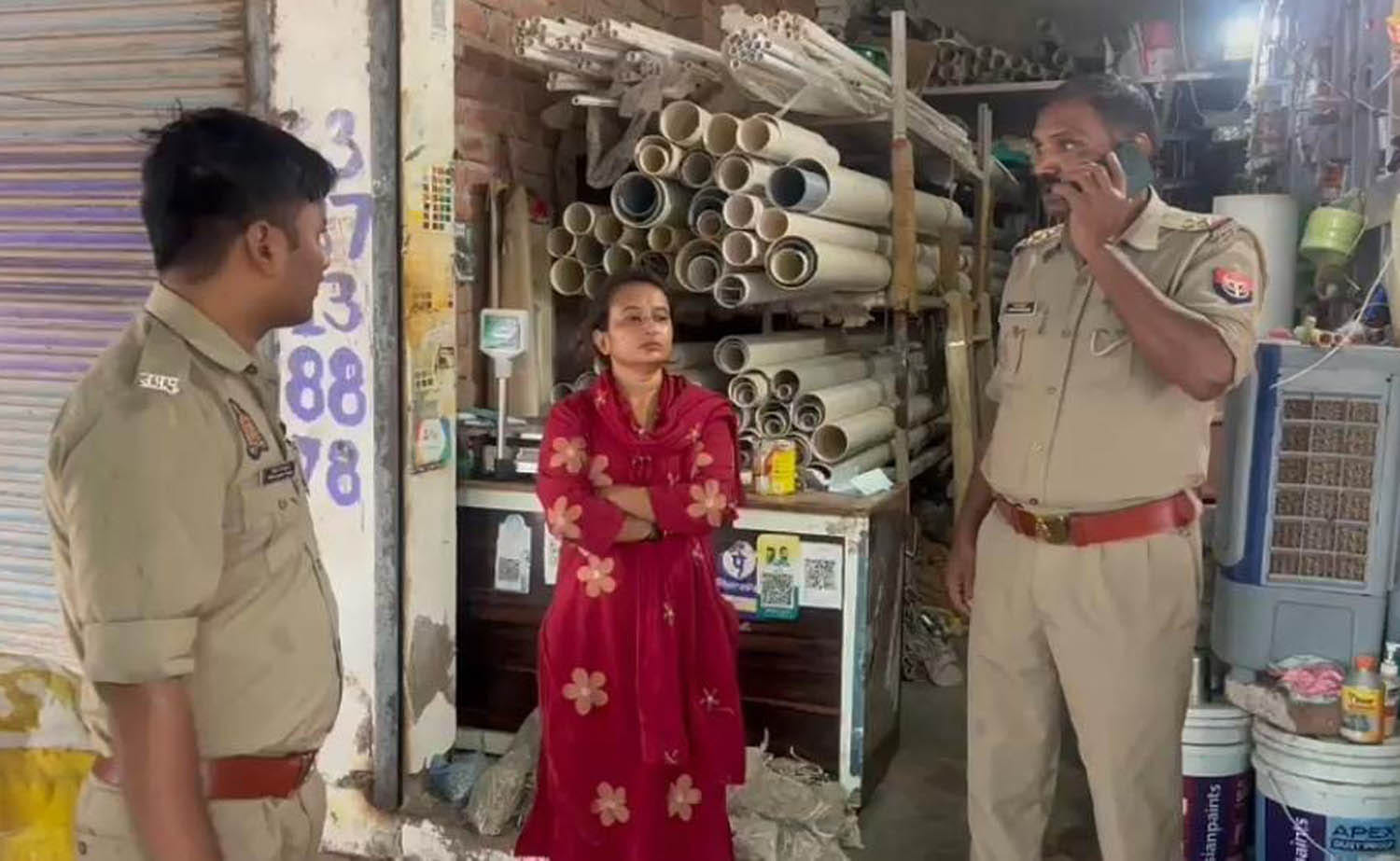 फोटो 01 एचएएमपी 18- राठ में हार्डवेयर की दुकान में चोरी की जांच करते पुलिसकर्मी। संवाद