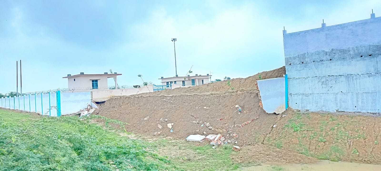 फोटो- 01 एचएएमपी 31- भौंरा डांडा में क्षतिग्रस्त पंप कैनाल की बाउंड्रीवाल। संवाद