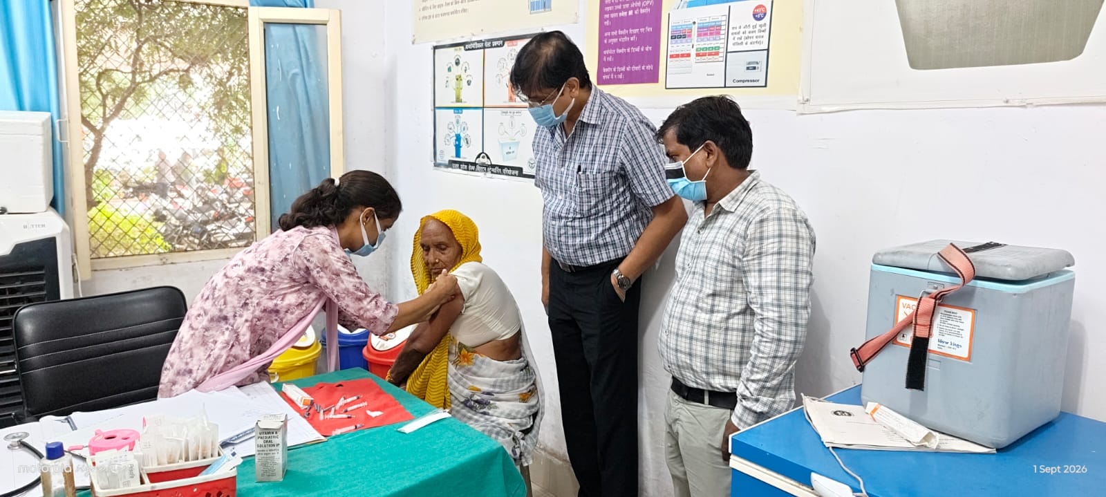 फोटो 01 कासगंज जिला अस्पताल में स्वाइन फ्लू की वैक्सीन लगवाती महिला।स्रोत: संवाद