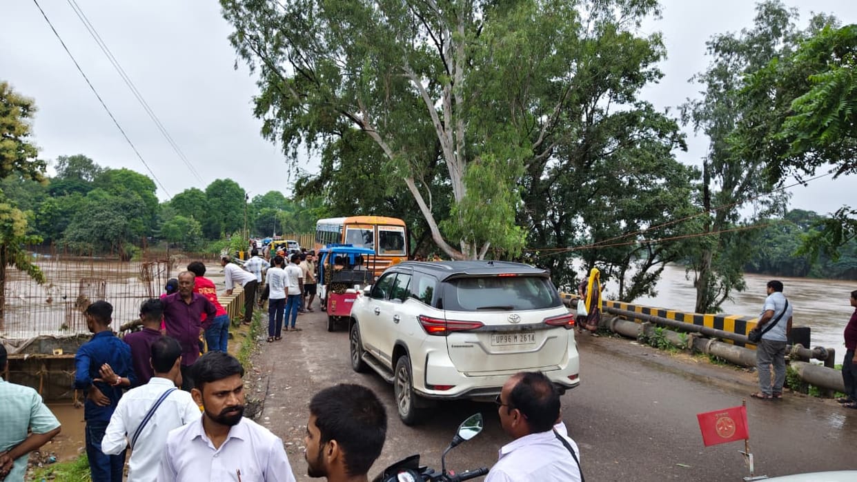 Karvi-Banda route restored; strong currents halt traffic on the Manikpur-Satna route.