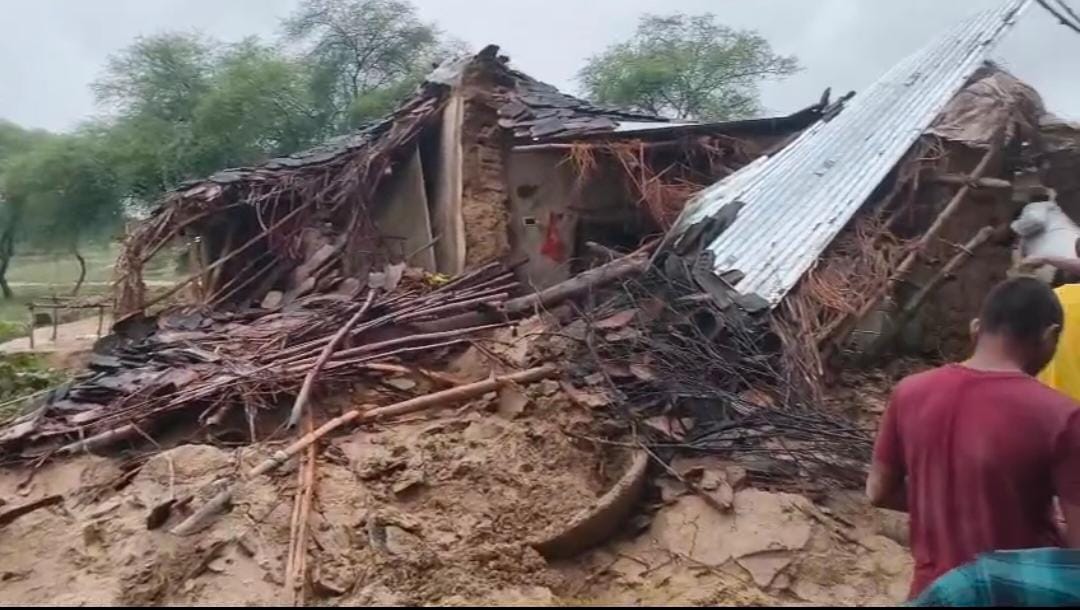 Houses collapsed into the Chaura due to the Mandakini floods.