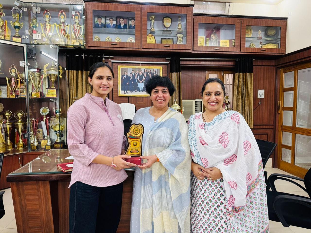 फोटो 1 नरवाना। छात्रा पूजा को सम्मानित करते हुए कॉलेज स्टाफ सदस्य। स्रोत संस्थान।
