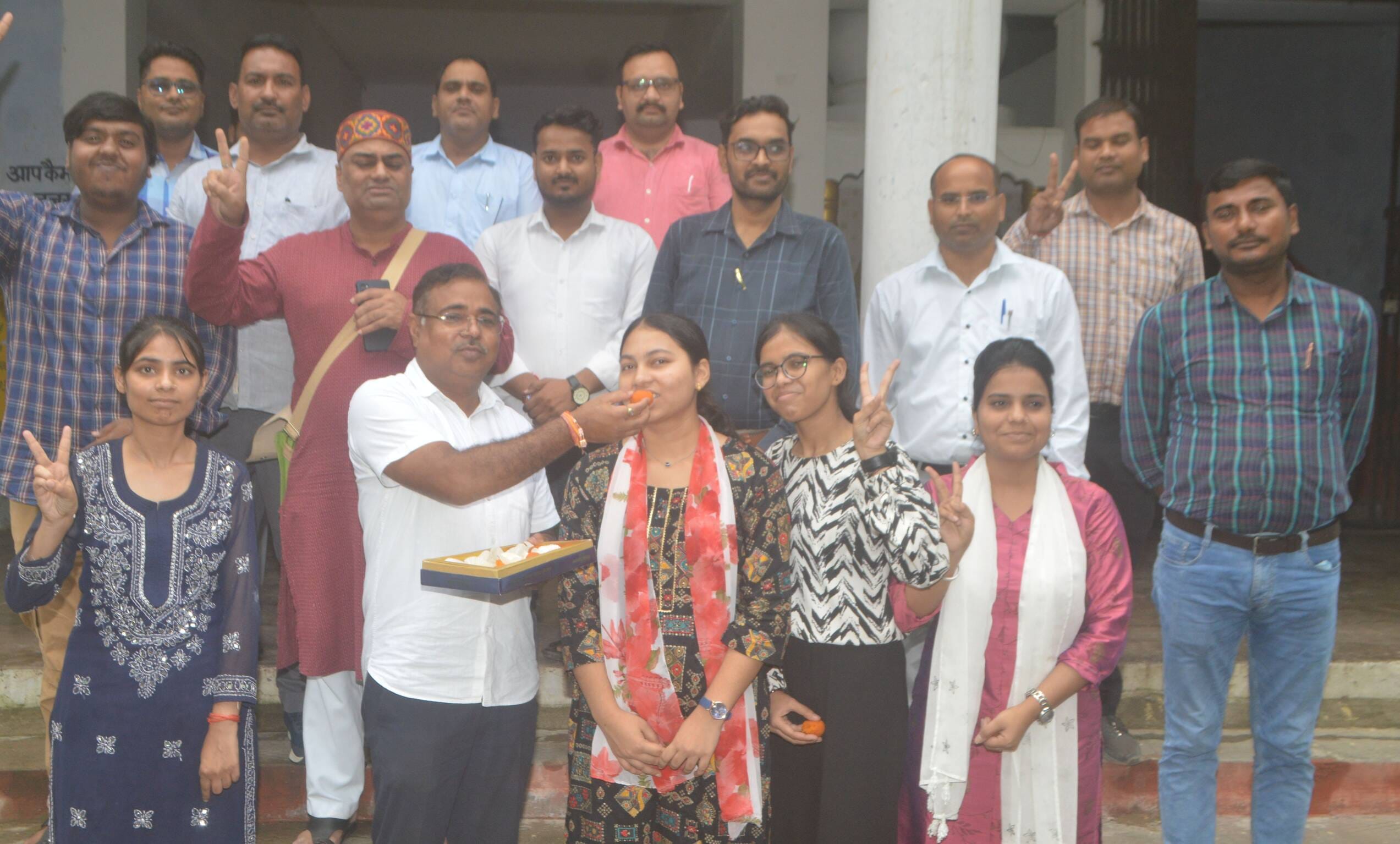फोटो-14- सीएसएन पीजी कॉलेज में यूजीसी नेट जेआरएफ में सफल विद्यार्थियों को मिठाई खिलाते प्राचार्