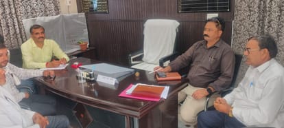फोटो 2खेरागढ़ ब्लॉक कार्यालय पर डिप्टी सीवीओ गोशाला व्यवस्थाओं की समीक्षा बैठक करते हुए।मौजूद