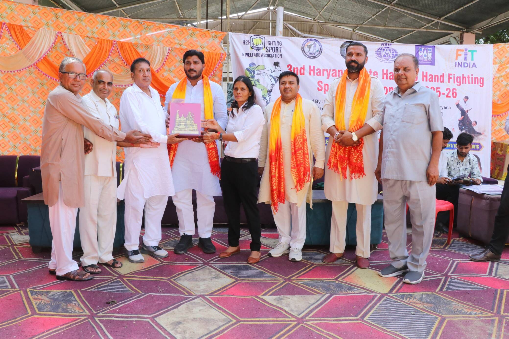 फोटो 2 नरवाना। कार्यक्रम के मुख्यातिथि करण प्रताप को सम्मानित करते हुए आयोजक। स्रोत आयोजक।