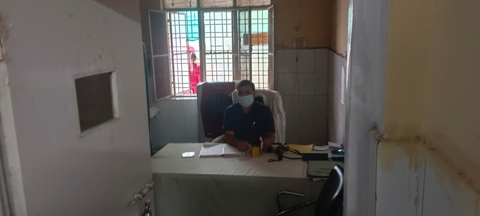 फोटो-21-अंधेरे में बैठे बाल रोग विशेषज्ञ डॉ.संजीव अग्रवाल। संवाद