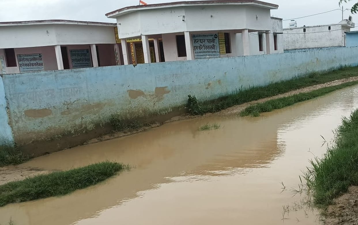 Water recedes in Kharjhar Nala; Ramgarh-Maitahwa still facing difficulties