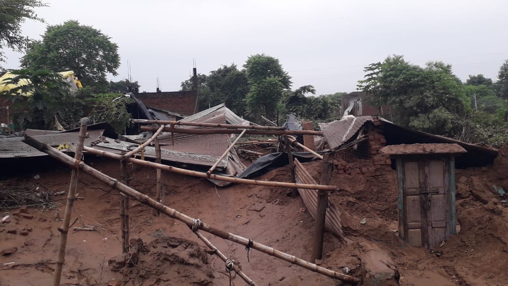 Homes are collapsing in Tarauna, neither household nor food is left.