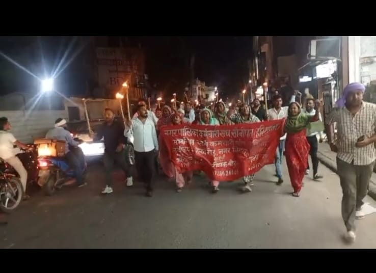 फोटो 42: सोनीपत शहर में मशाल जुलूस निकालते हड़ताली कर्मचारी। संवाद