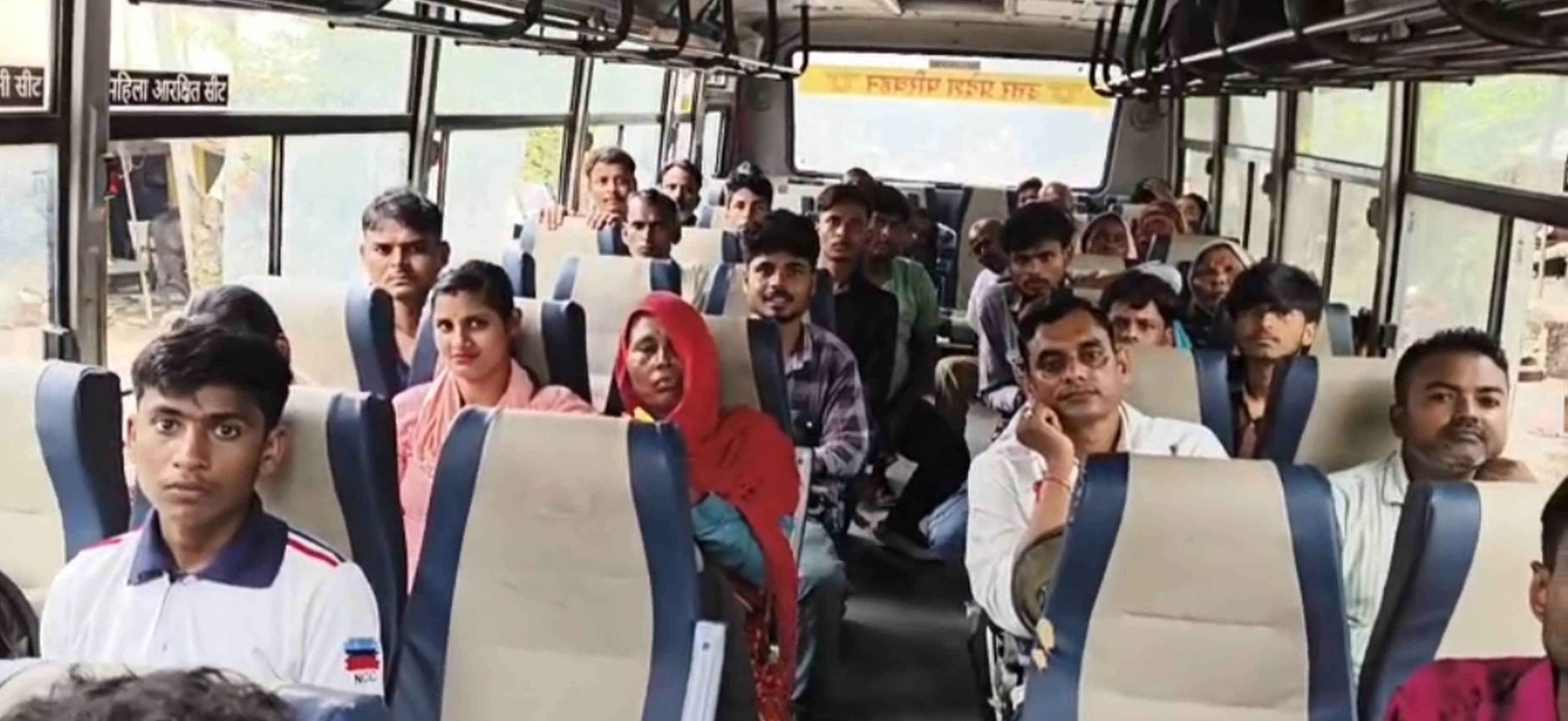 फोटो-43-चित्रकूट जाने वाली रोडवेज बस में बैठी सवारियां। संवाद