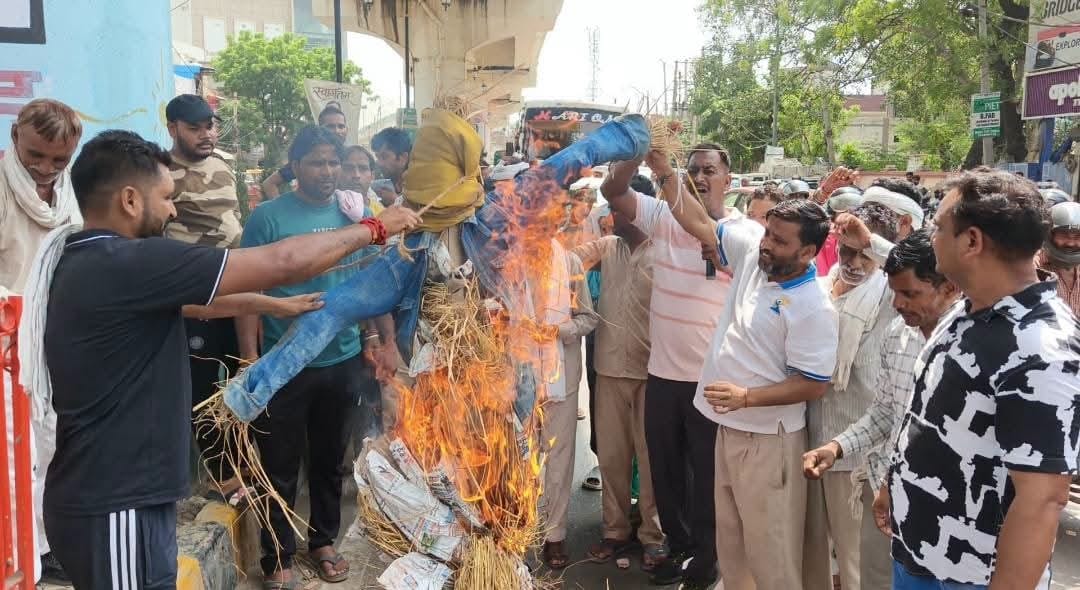 Sanitation workers burned an effigy of the Haryana government.