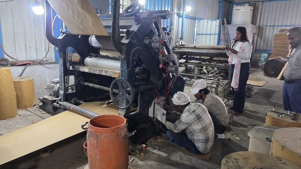 फोटो-54: बहादुरगढ़ की एक फैक्टरी में मशीन पर गैस पाइप लाइन जोड़ते कर्मचारी। संवाद