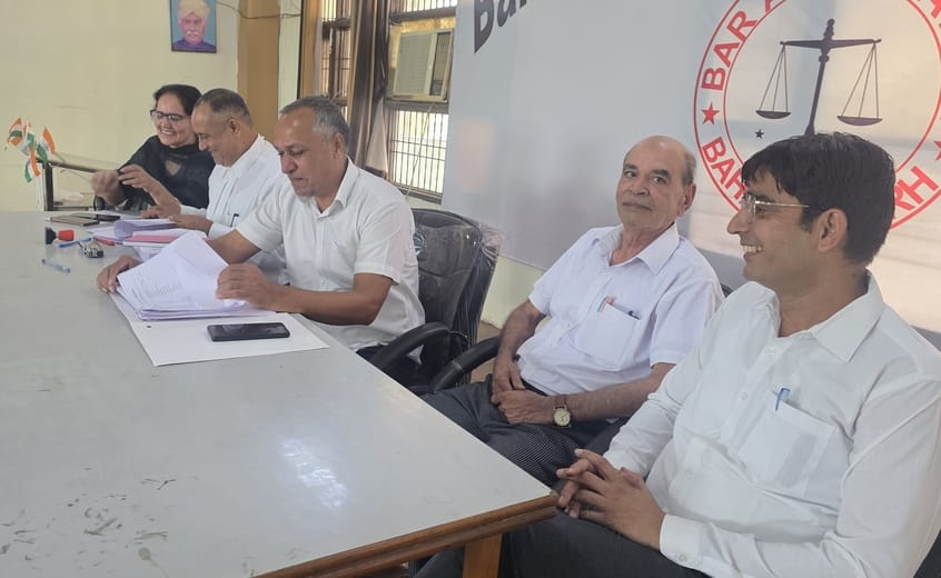बार चुनाव वाली खबर का फोटो कैप्शन..कृप्या ये फोटो लें..फोटो-59: बहादुरगढ़ बार रूम में नामा