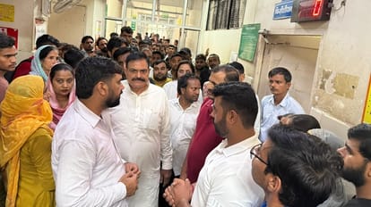 फोटो-56: बहादुरगढ़ के सिविल अस्पताल में मरीजों से स्वास्थ्य सुविधाओं को लेकर बातचीत करते कांग्रे