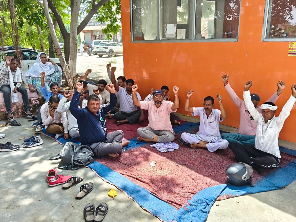 Electricity employees' protest against anti-employee policies.
