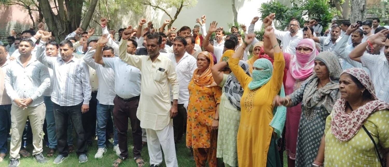 फोटो - नगर परिषद कार्यालय परिसर में सफाईकर्मियों के साथ प्रदर्शन करते हुए बिजलीकर्मी। संवाद