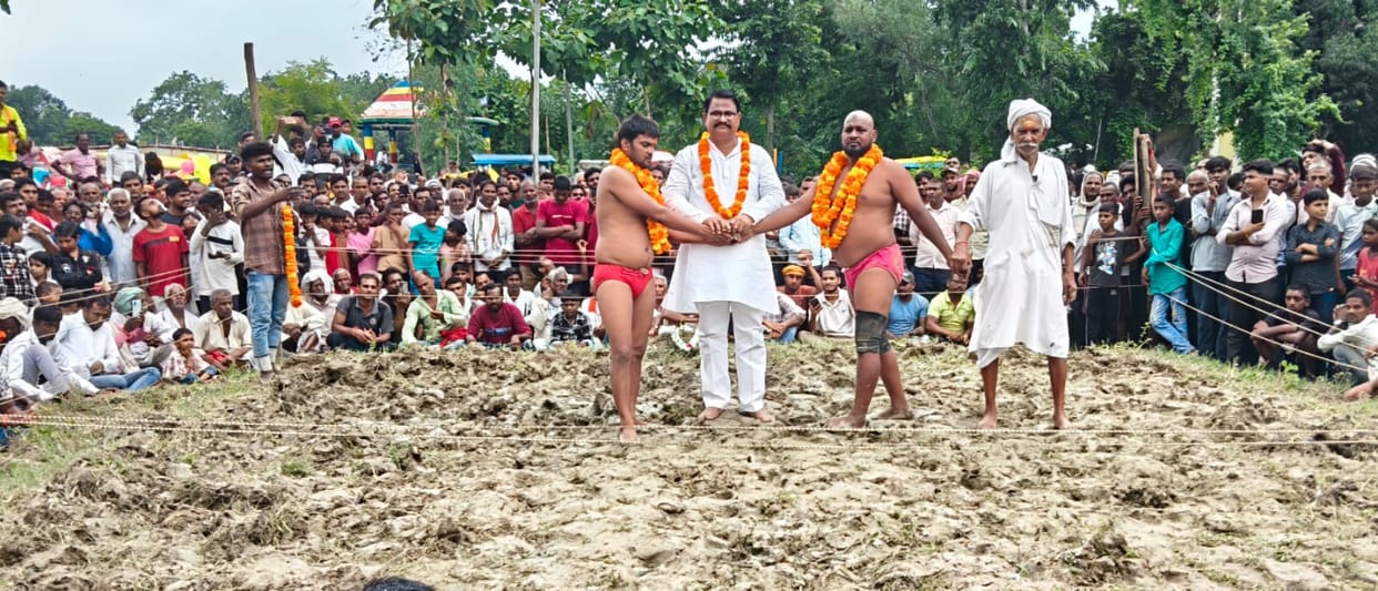 Arvind from Jhunsi becomes the champion wrestler of the Ausanpur Dangal
