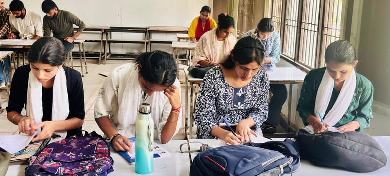 फोटो - राजकीय कॉलेज, बड़ौता में प्रतियोगिता में शामिल छात्राएं। स्रोत - प्रवक्ता