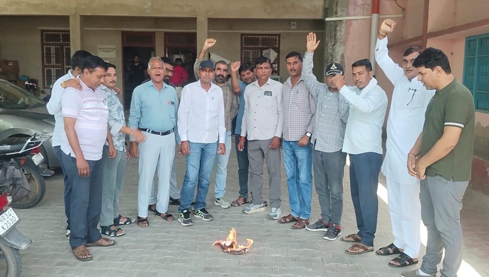 फोटो संख्या:54- बुचावास बिजली निगम कार्यालय में सरकार द्वारा जारी प्रति को फूंकते  कर्मचारी--स्