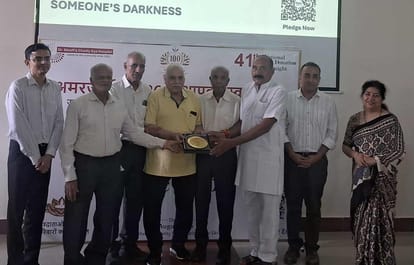 फोटो : सोनीपत की हिंदू मंच संस्था के पदाधिकारियों को सम्मानित करते डॉ. श्रॉफ आई बैंक के पदाधि