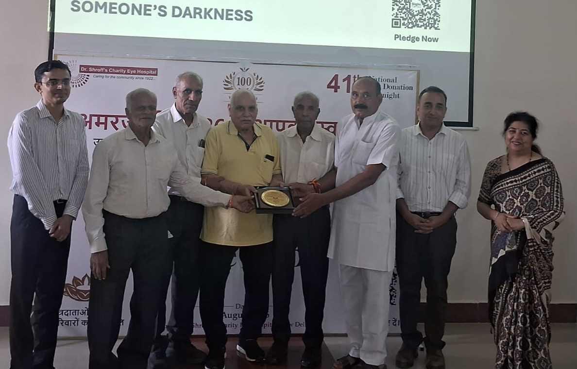 फोटो : सोनीपत की हिंदू मंच संस्था के पदाधिकारियों को सम्मानित करते डॉ. श्रॉफ आई बैंक के पदाधि