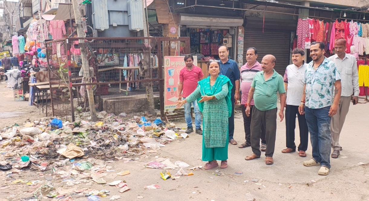 फोटो : सोनीपत के कच्चे क्वार्टर बाजार में कूड़े में आग लगाते दुकानदार। संवाद