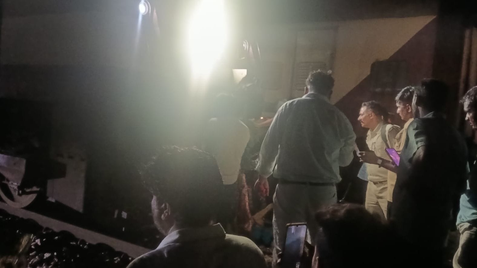 फोटो36कासगंज सिटी रेलवे स्टेशन पर लालकुआं-प्रतापनगर एक्सप्रेस से टकराकर  इंजन में फंसे गोवंश 