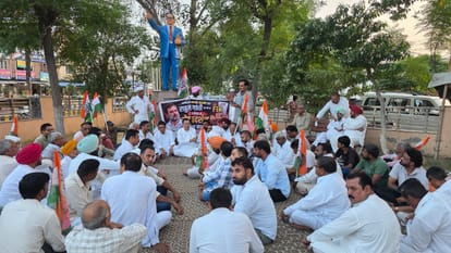 फतेहाबाद। आंबेडकर पार्क में धरने पर बैठे कांग्रेसी। प्रवक्ता