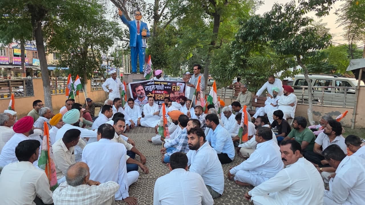 फतेहाबाद। आंबेडकर पार्क में धरने पर बैठे कांग्रेसी। प्रवक्ता