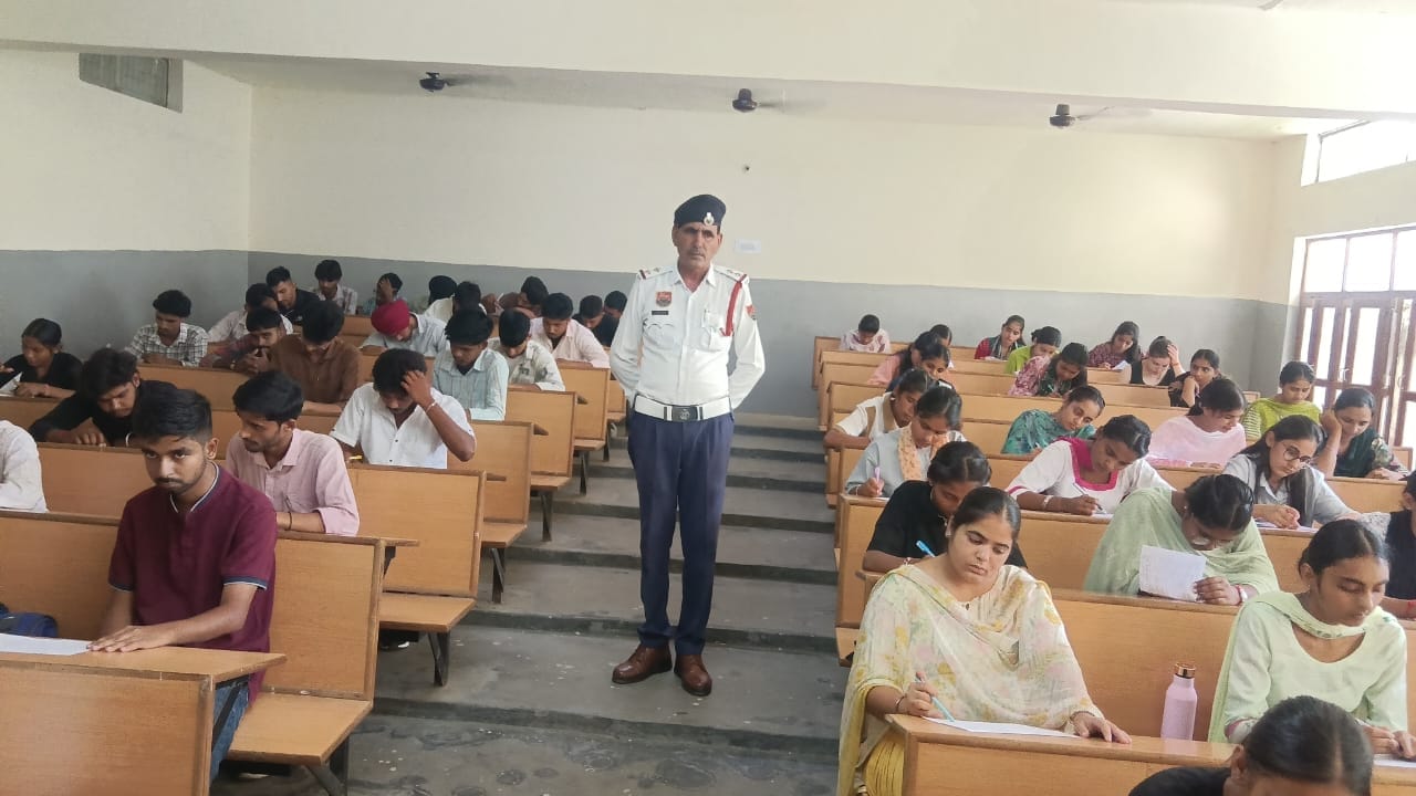 फतेहाबाद में परीक्षा देते हुए विद्यार्थीस्त्रोत पुलिस विभाग