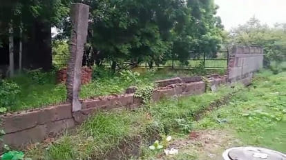 ग्रेटर नोएडा के सेक्टर जू 3 की टूटी पडी चाहदीवारी ।  स्रोत  निवासी
