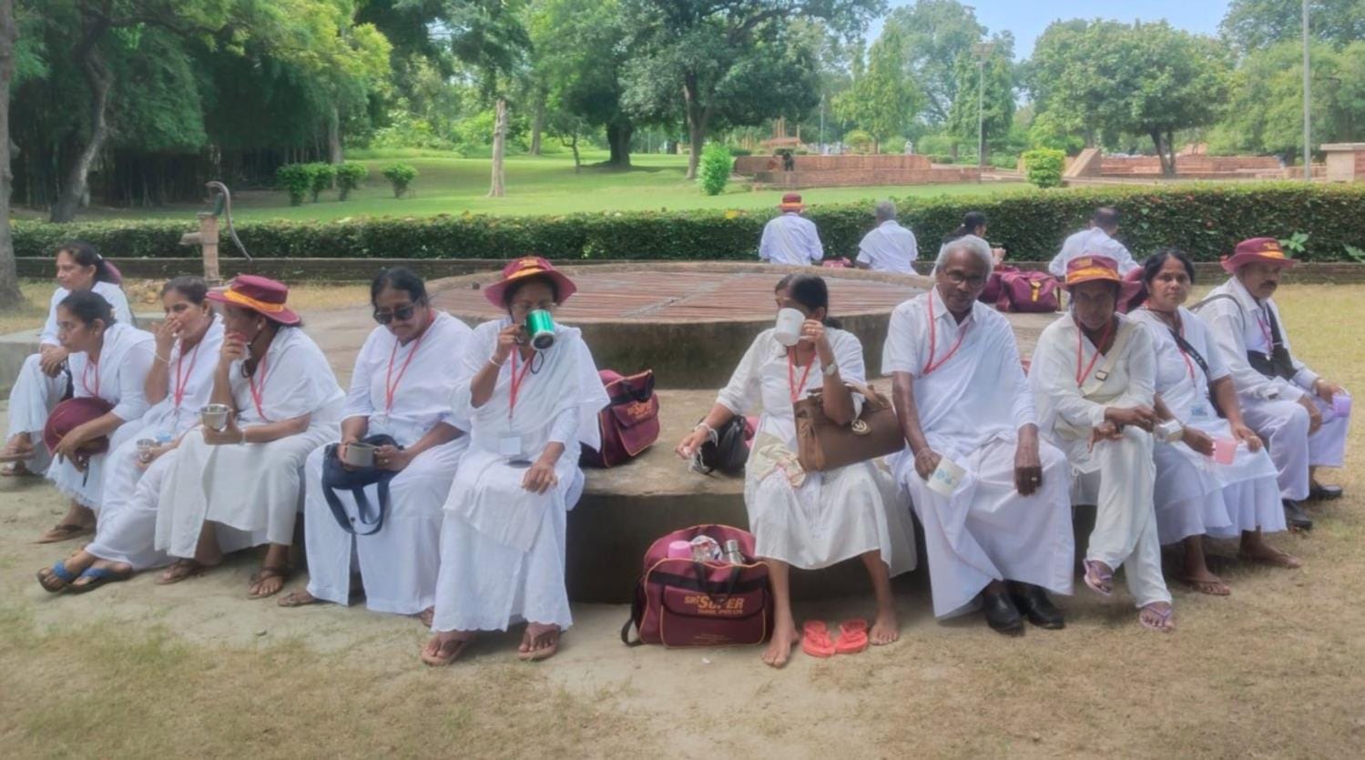 गंध कुटी पर पूजा करते बौद्ध अनुयायी।