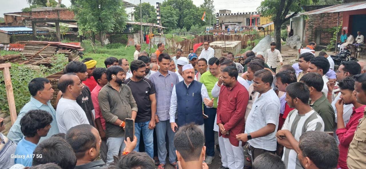  गांधी नगर बाजार में अंडरपास की समस्या पर ग्रामीणों से वार्ता करते सांसद। स्रोत : पार्टी