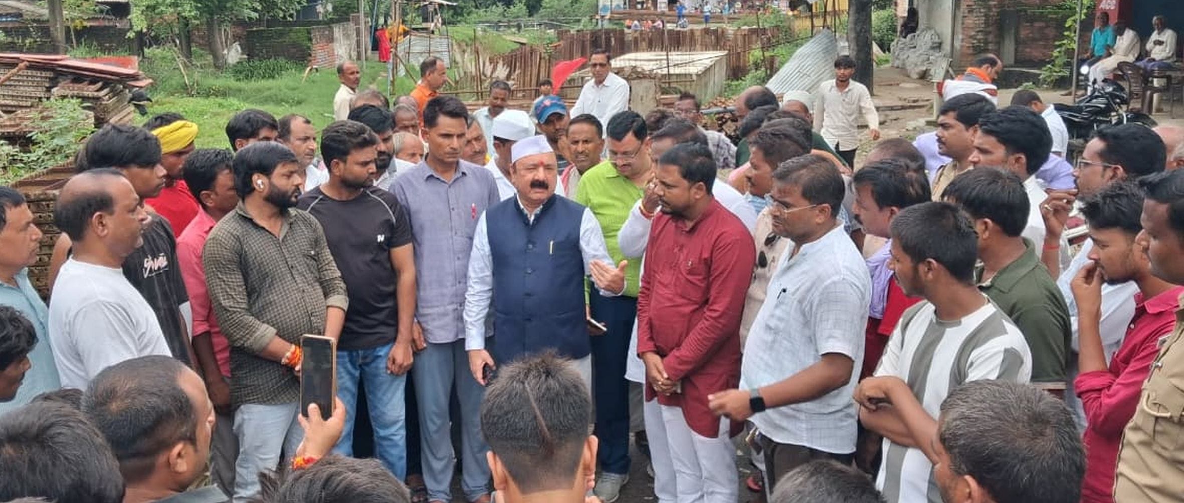 गांधीनगर के पास रेलवे अंडरपास को लेकर ग्रामीणों से बात करते सांसद किशोरी लाल शर्मा।गांधीनगर के 