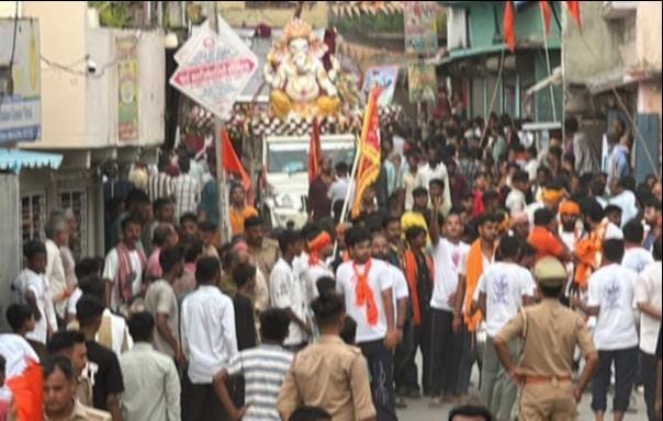 गड़वार कस्बा में आयोजित महावीरी झंडा जुलूस में शामिल लोग।संवाद