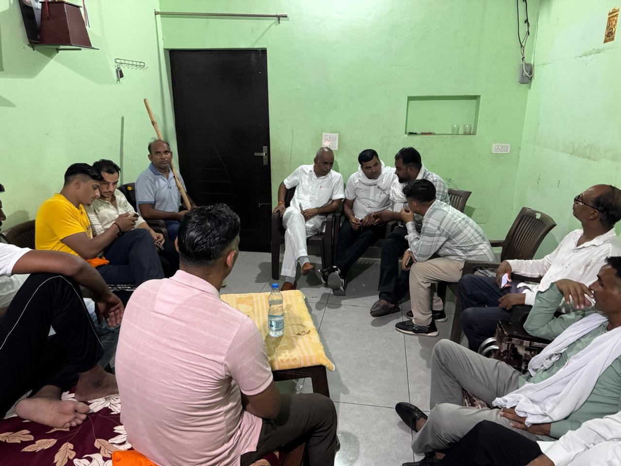 गांव भूना में बैठक करते पंचायती जमीन बचाओ संघर्ष समिति के सदस्य। ग्रामीण