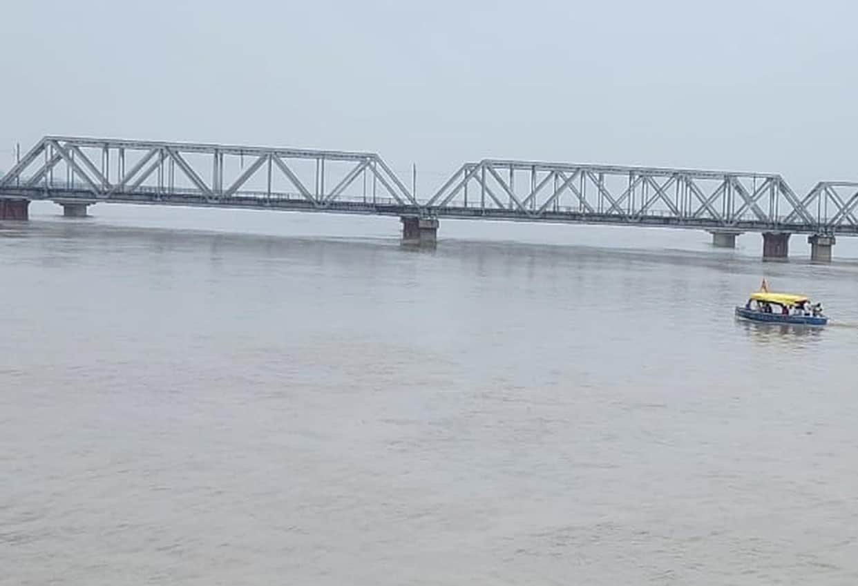 Saryu surges again; villagers' anxiety mounts.