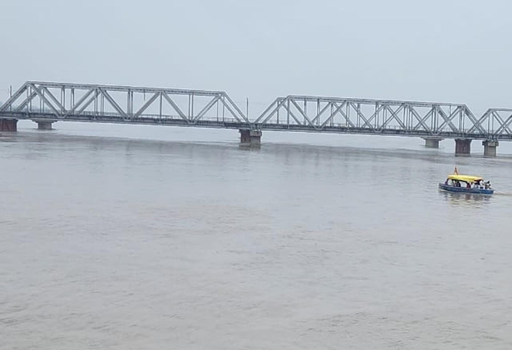 घाघरघाट स्थित एल्गिन ब्रिज पर बढ़ रहा सरयू नदी का जलस्तर।