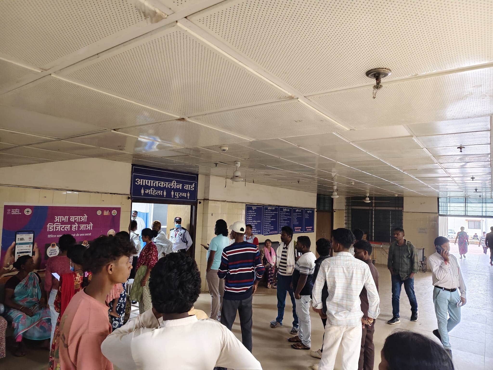 घटना के बाद घायल को लाया गया मेकाज