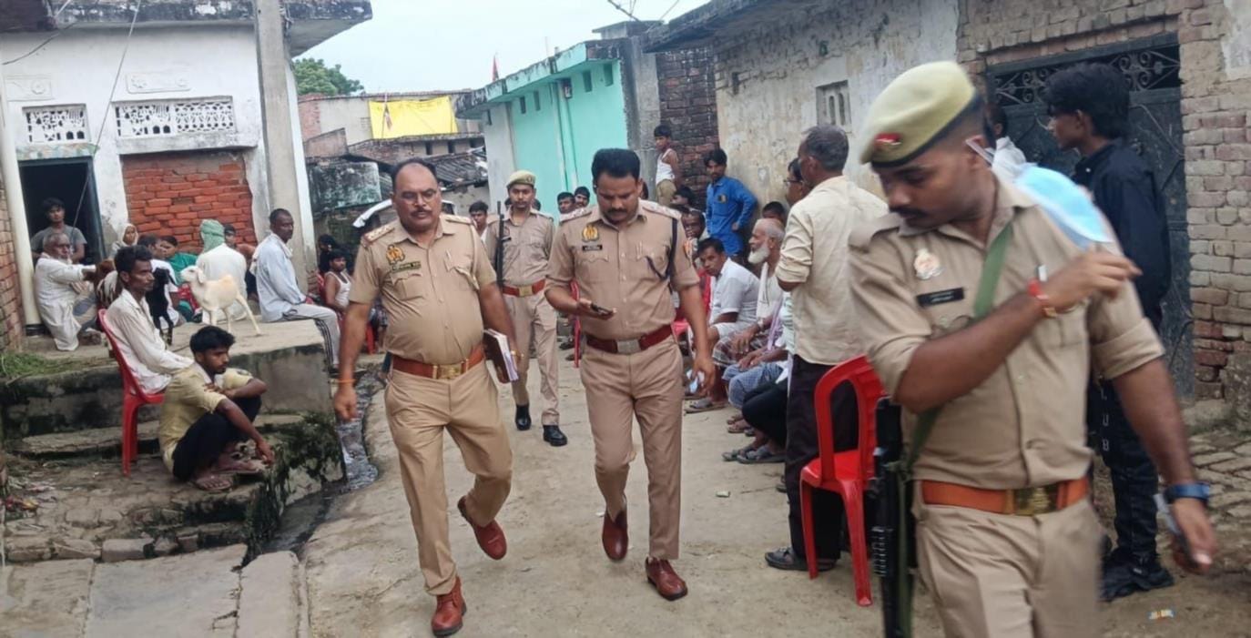 इमलिया गांव में घटनास्थल का निरीक्षण करते सीओ व थानाध्यक्ष।