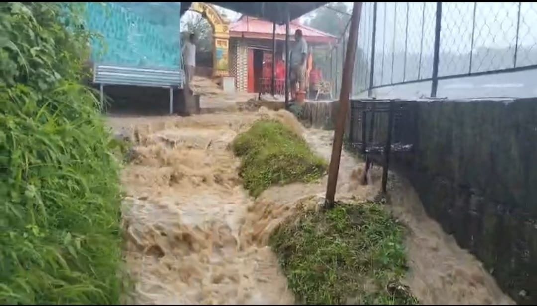जोगिंद्रनगर क्षेत्र के ढेलू के समीप हनुमान मंदिर में बाढ़ की तरह बहता वर्षा का पानी । संवाद