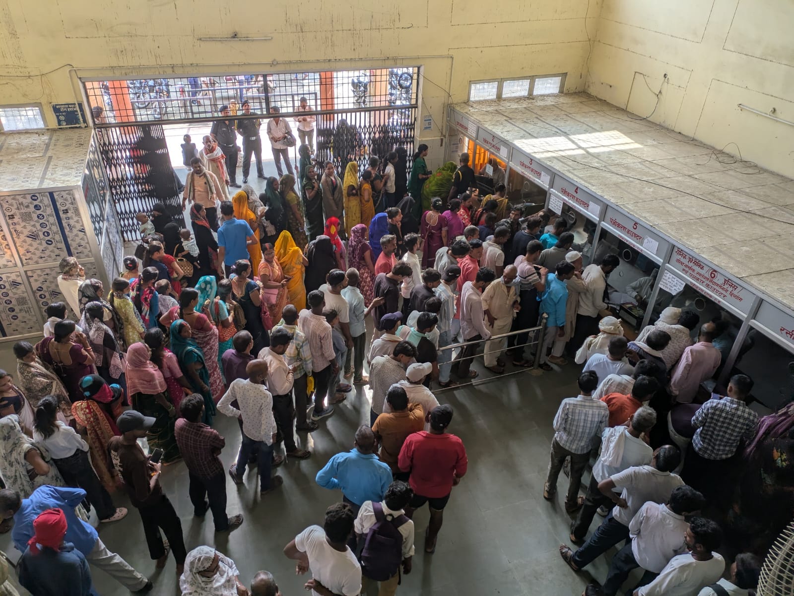 जिला अस्पताल के पंजीकरण काउंटर पर खड़े मरीज व तीमारदार। संवाद