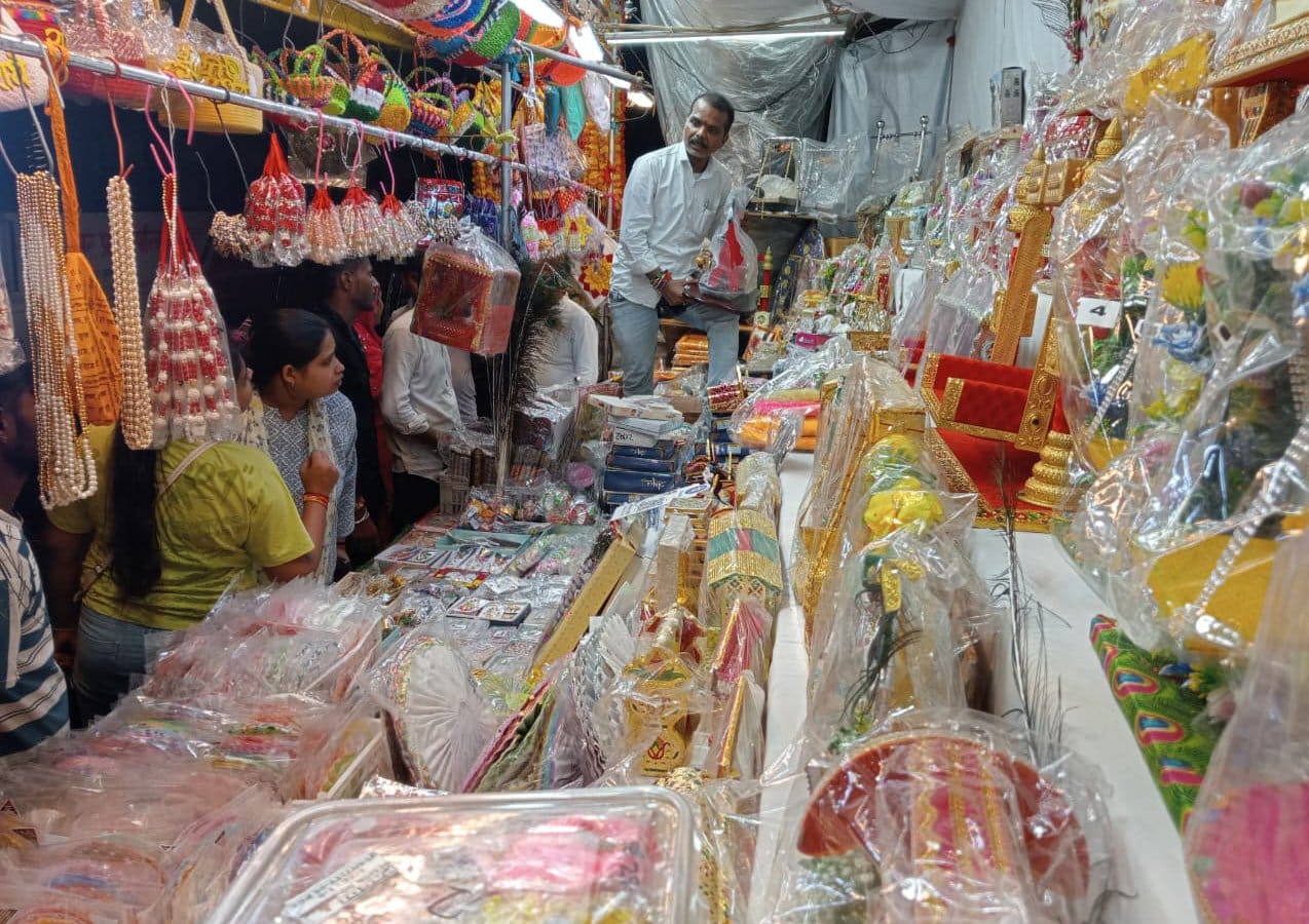 कचहरी के बगल राधा-कृष्ण के श्रृंगार की सजी दुकान। संवाद