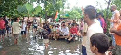 कीचड़ में तख्त डालकर विरोध प्रदर्शन करते ग्रामीण व मौके पर पहुंचे खंड विकास अधिकारी मितौली। संव