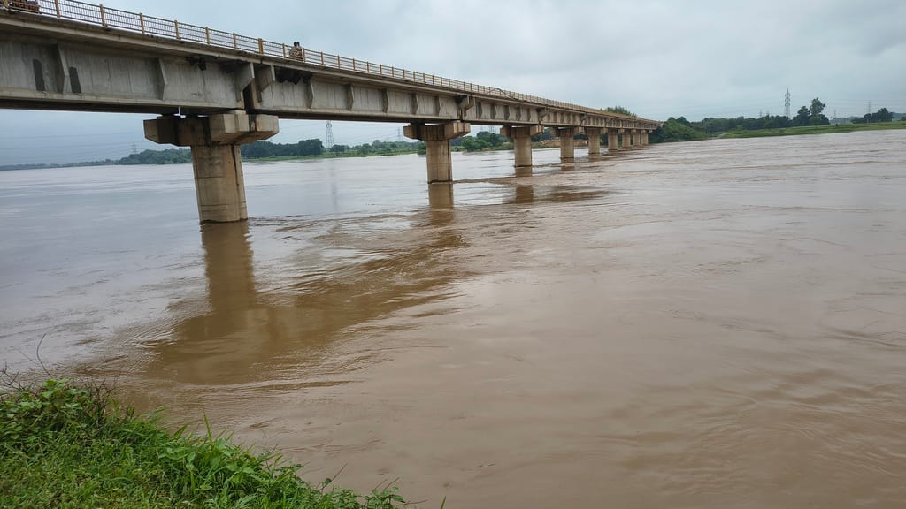 Tons River water enters villages