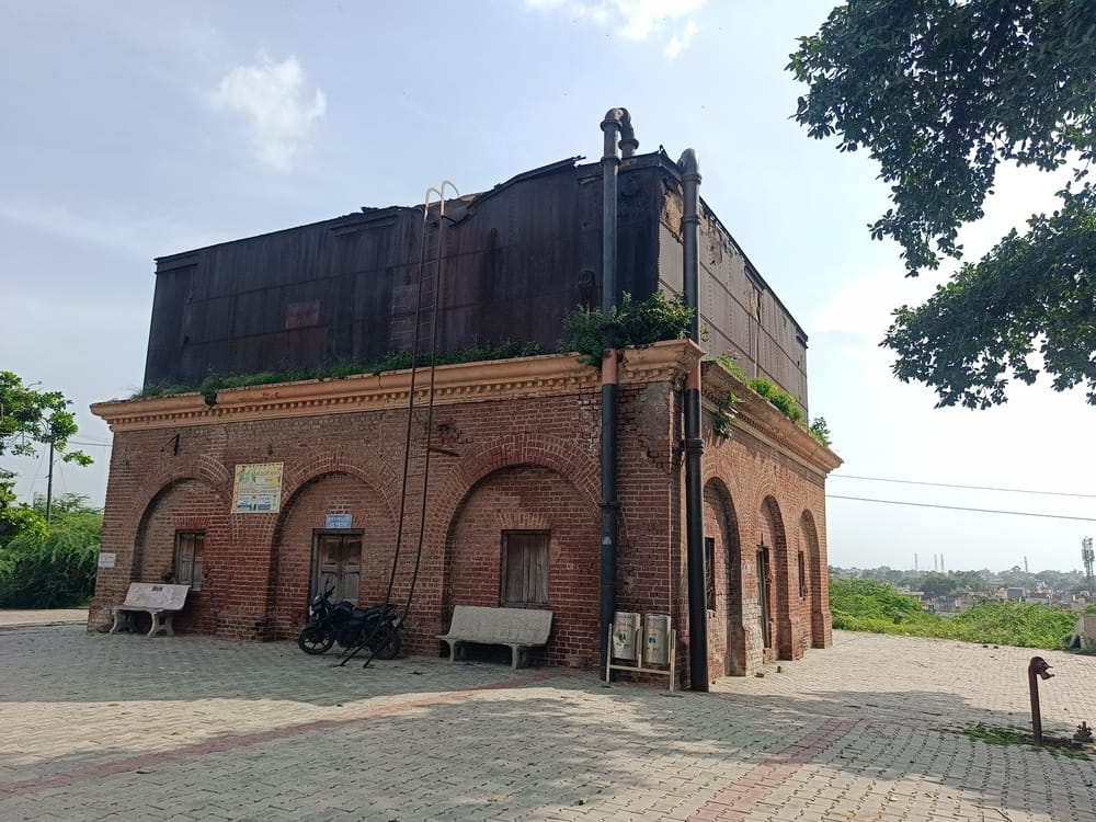 Hathras News: 200 साल पुरानी दीवारें संवरेंगी, जर्जर लोहे की टंकी होगी विदा