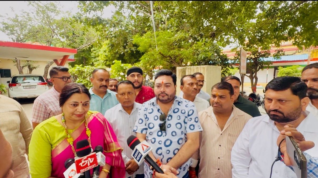 कलक्ट्रेट में डीएम से मिलने पहुंची नगर पालिका अध्यक्ष दीप्ति मित्तल। संवाद