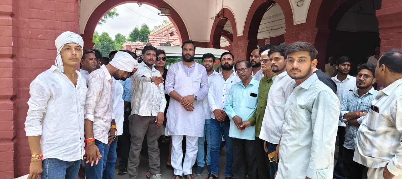कलेक्ट्रेट पत्रक देने पहुंचे ब्राह्मण एकता परिषद । स्वयं
