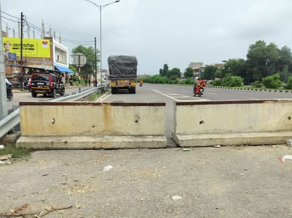 कौलापुर के पास हाईवे के कट पर सावन के समय लगा बोल्डर नही हट सका। संवाद